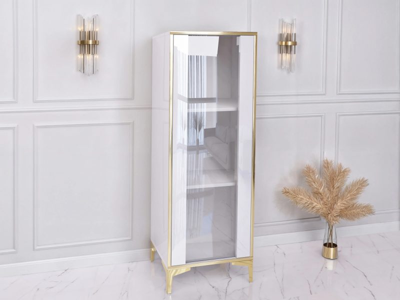 Schmale Glastür-Vitrine Monako in Weiß Hochglanz mit goldenen Kanten im eleganten Raum
