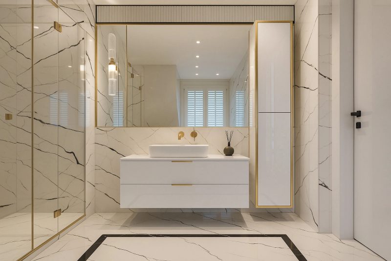 Badschrank Monako im glamourösen Badezimmer mit goldenen Details und großem Spiegel