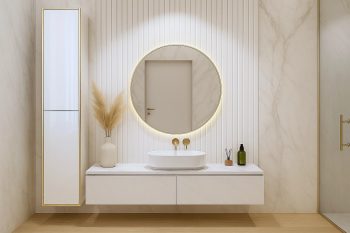 Hängender Badschrank Monako in elegantem, hellen Badezimmer mit rundem Spiegel