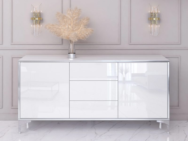 Kommode Monako 154cm in Weiß Hochglanz mit silbernen Akzenten im stilvollen Wohnzimmer