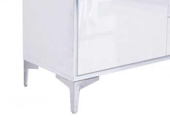 Detailansicht des verchromten Metallfußes der Kommode Monako