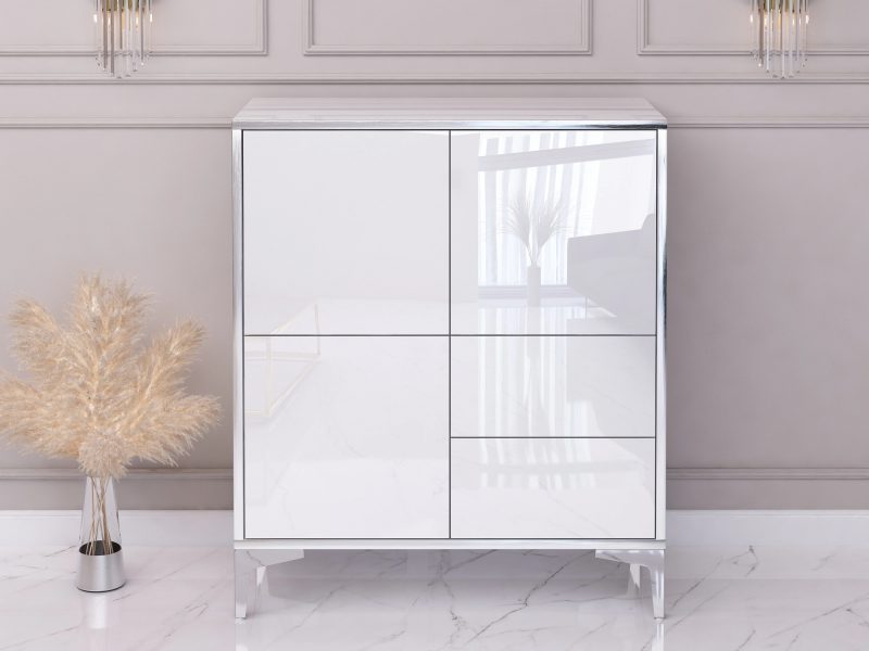 Kommode Monako 80cm in Weiß Hochglanz mit silbernen Akzenten vor Wand mit Deko