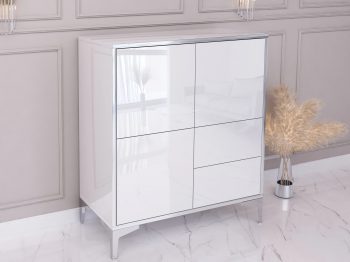 Schräge Ansicht der Kommode Monako mit glänzenden Fronten und silbernen Füßen