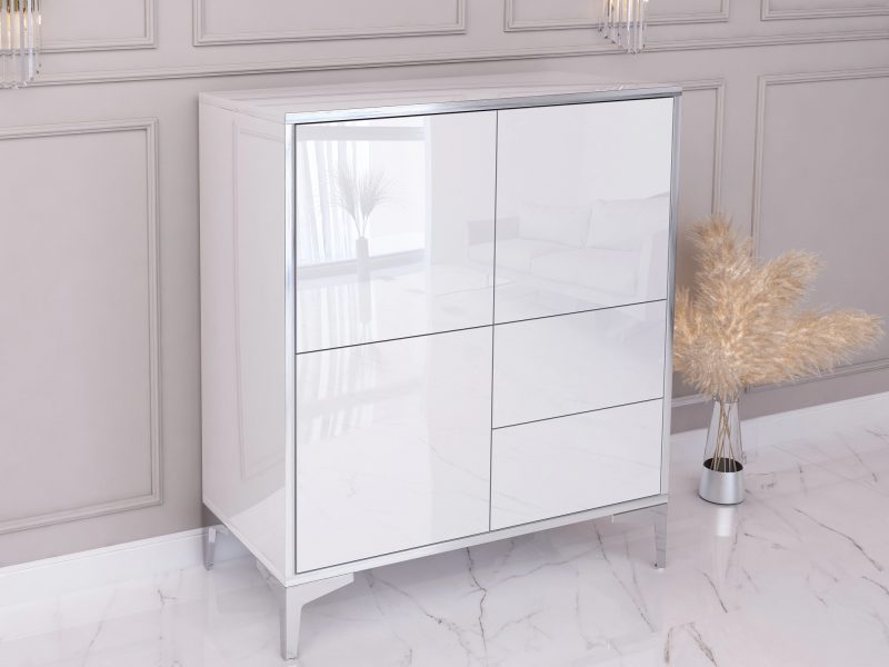 Schräge Ansicht der Kommode Monako mit glänzenden Fronten und silbernen Füßen