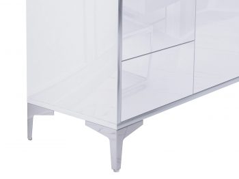 Detailaufnahme des Metallfußes der Kommode Monako in Silberoptik