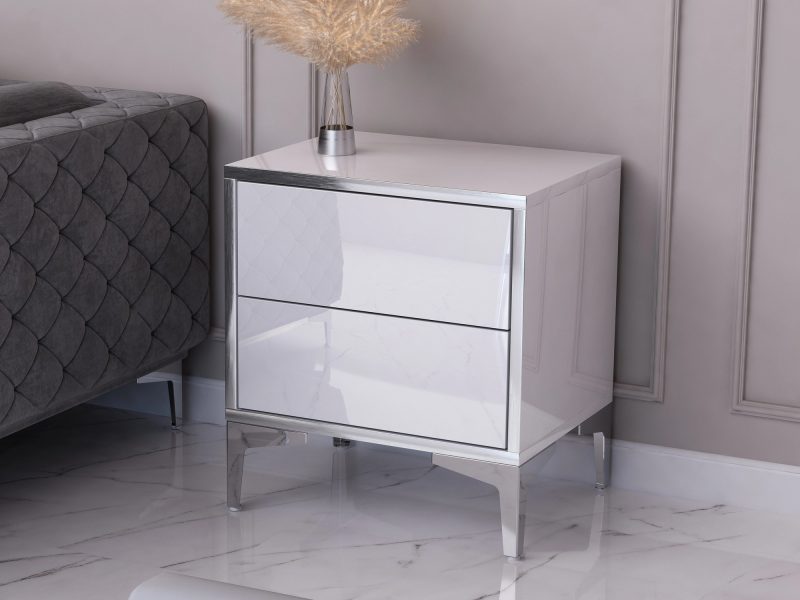 Moderner Nachttisch Monako in Hochglanz Weiß mit silbernen Details, seitliche Perspektive im Interieur