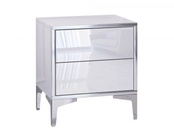 Weißer Nachttisch Monako mit silbernen Füßen und Hochglanzfronten, freigestellt schräg von vorn