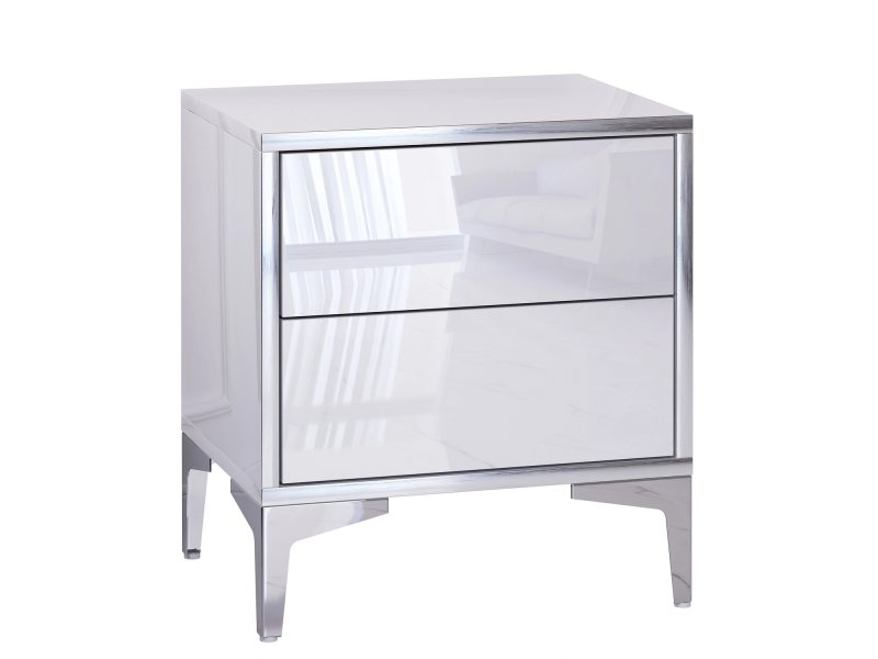 Weißer Nachttisch Monako mit silbernen Füßen und Hochglanzfronten, freigestellt schräg von vorn