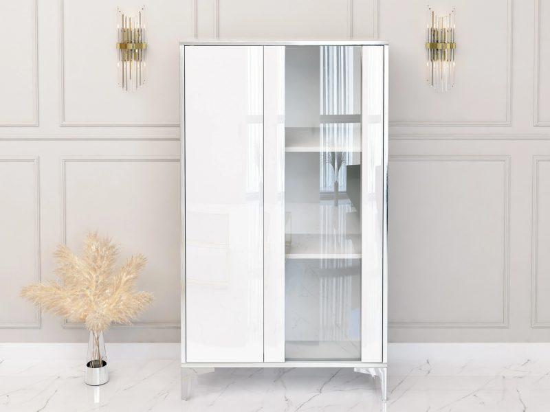 Weiße Hochglanz-Vitrine Monako mit zwei Türen und Glaseinsatz im Wohnzimmer, Frontalansicht