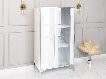 Vitrine Monako in Weiß Hochglanz mit silbernen Füßen, schräg von vorn fotografiert