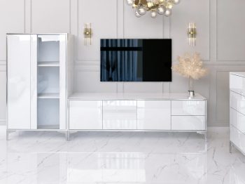 Monako Vitrine kombiniert mit TV-Lowboard in modernem Wohnzimmer mit Marmorfliesen