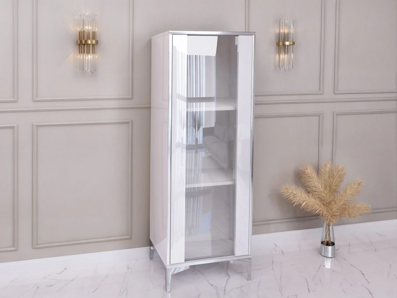 Weiß glänzende Vitrine Monako im Innenraum mit Glastür und dekorativer Wandbeleuchtung