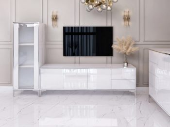 Vitrine Monako neben einem weißen TV-Lowboard in glamourösem Wohnzimmer mit Marmorboden