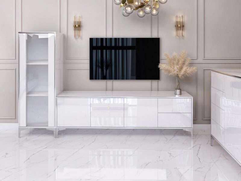 Vitrine Monako neben einem weißen TV-Lowboard in glamourösem Wohnzimmer mit Marmorboden