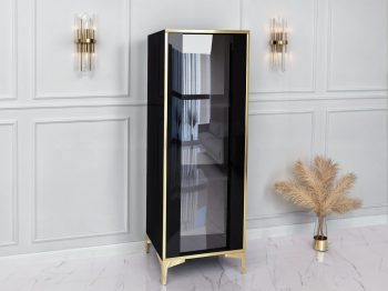 Vitrine Monako 50cm Schwarz Hochglanz mit goldenen Akzenten im Wohnzimmerambiente