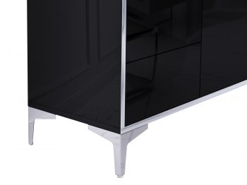 Detailaufnahme der glänzenden Front und silbernen Beine der Kommode Monako 118cm