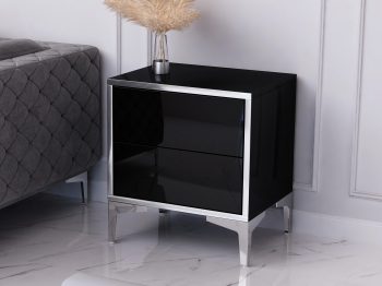 Nachttisch Monako Schwarz Hochglanz im Schlafzimmer, seitliche Ansicht mit silbernen Details