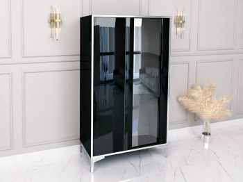Vitrine Monako Schwarz Hochglanz mit silbernen Akzenten, schräge Seitenansicht