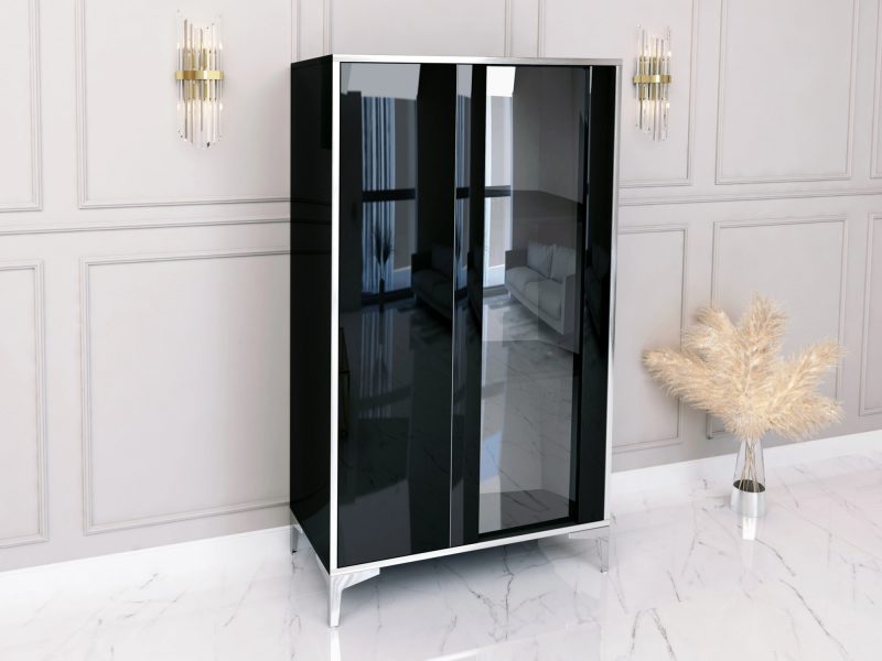 Vitrine Monako Schwarz Hochglanz mit silbernen Akzenten, schräge Seitenansicht