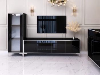 Vitrine Monako Schwarz Hochglanz neben TV-Lowboard der gleichen Kollektion im Wohnzimmer