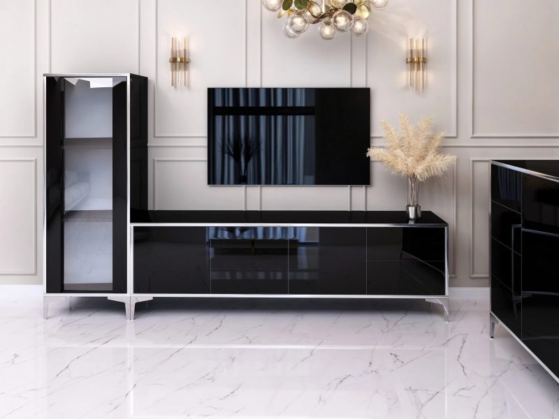 Vitrine Monako Schwarz Hochglanz neben TV-Lowboard der gleichen Kollektion im Wohnzimmer