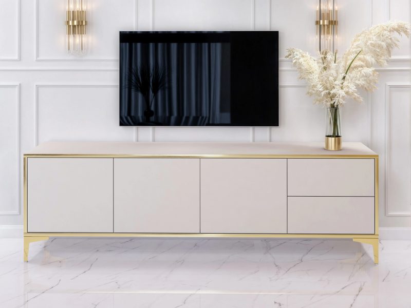 Modernes TV-Lowboard Monako 180cm in Kaschmir Matt mit goldenen Akzenten vor Fernseher im Wohnzimmer