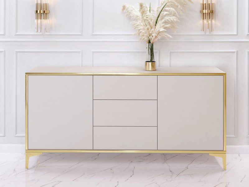 Elegante Kommode Monako 154cm in Kaschmir Matt mit goldenen Akzenten im Wohnzimmer
