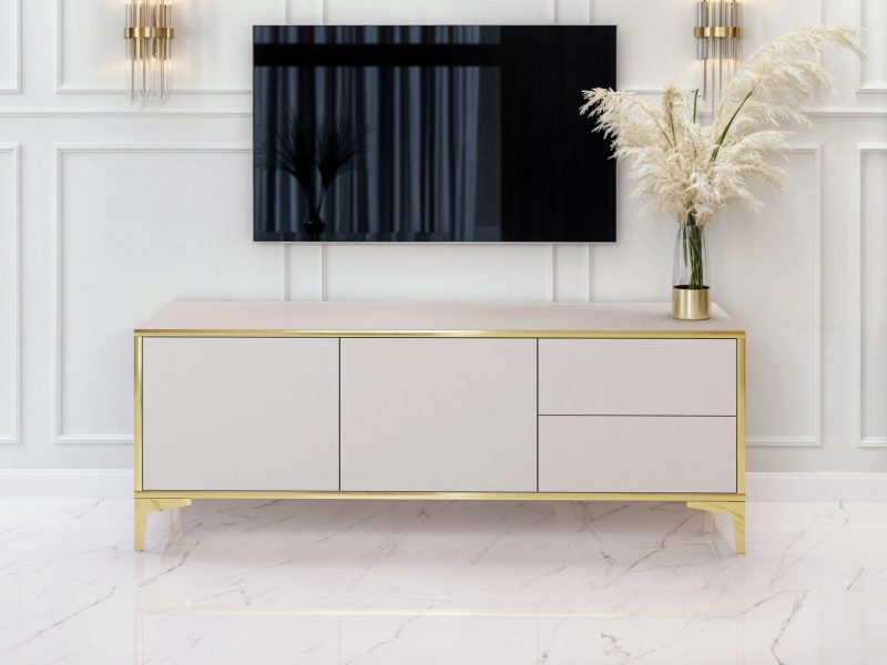TV-Lowboard Monako 136cm in Kaschmir Matt mit goldenen Akzenten vor Fernseher im Wohnzimmer