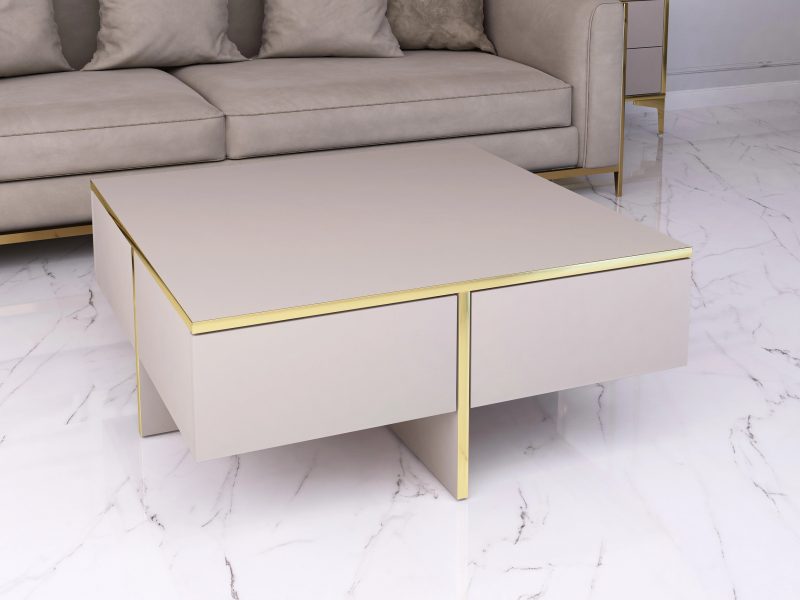 Couchtisch Monako 80x80cm in Kaschmir Matt mit goldenen Akzenten vor einem Sofa