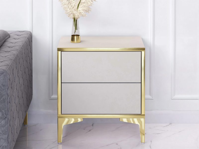 Moderner Nachttisch Monako Kaschmir Matt neben einem Bett, mit goldenen Details