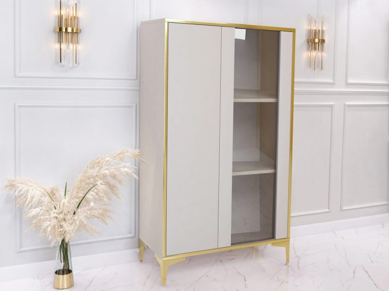 Vitrine Monako in Kaschmir Matt mit Glasfront und goldenen Details – schräge Ansicht