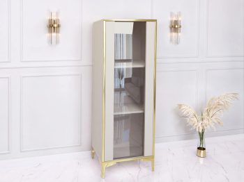 Schmale Vitrine Monako Kaschmir Matt mit goldenen Details – Wohnzimmerszene