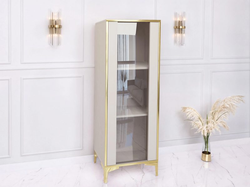 Schmale Vitrine Monako Kaschmir Matt mit goldenen Details – Wohnzimmerszene