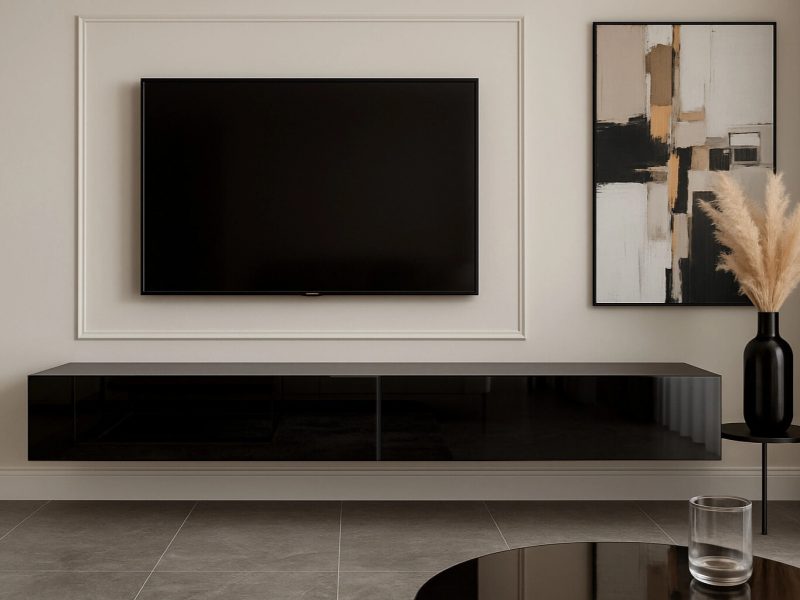 TV-Lowboard Galizia 180cm Schwarz Hochglanz, hängend montiert unter Fernseher im modernen Wohnzimmer mit Wanddekor