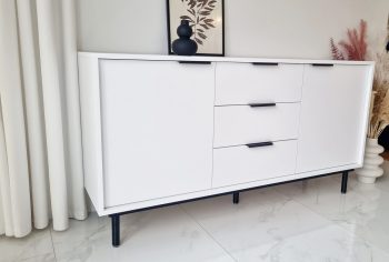 Weiße Kommode Cala 154cm Matt mit schwarzen Griffen, schräge Seitenansicht links