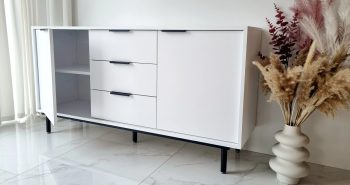 Kommode Cala Weiß Matt geöffnet, linke Tür mit Einlegeboden sichtbar