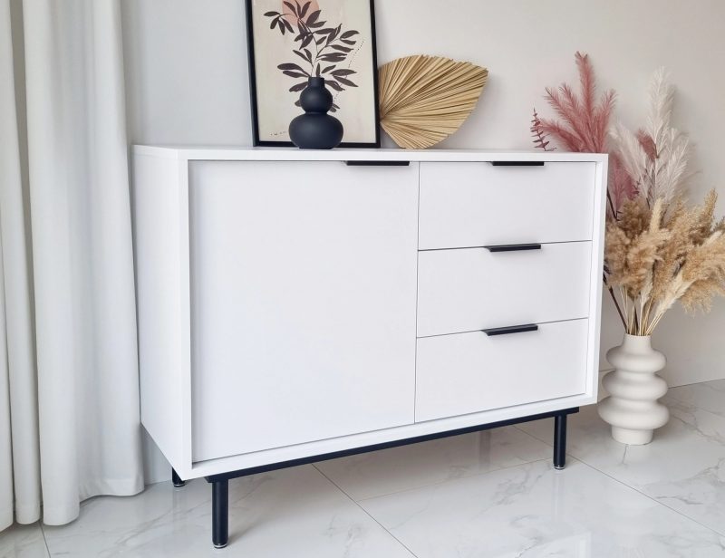 Kommode Cala 104cm in Weiß Matt, schräge Seitenansicht mit Dekoration