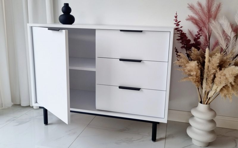 Kommode Cala 104cm geöffnet, Tür mit Einlegeboden sichtbar