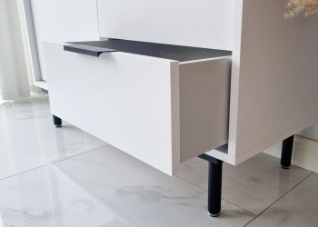 Detailansicht der geöffneten Schublade der Kommode Cala Weiß Matt