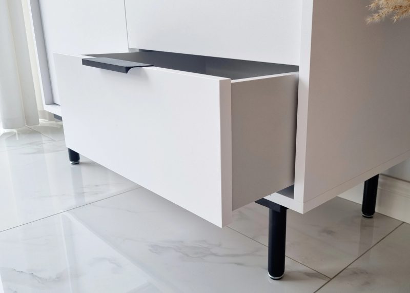 Detailansicht der geöffneten Schublade der Kommode Cala Weiß Matt