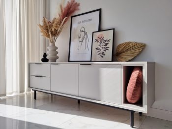 TV-Lowboard Cala 175cm Weiß Matt mit Dekoration, schräge Seitenansicht