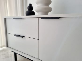 TV-Lowboard Cala Weiß Matt 154cm mit seitlichem Detailfach und Dekoration