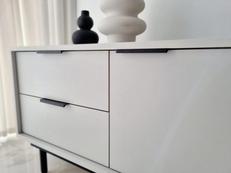 TV-Lowboard Cala Weiß Matt 154cm mit seitlichem Detailfach und Dekoration