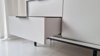 TV-Lowboard Cala 154cm Weiß Matt, schräge Seitenansicht im modernen Raum