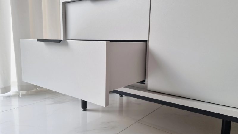 TV-Lowboard Cala 154cm Weiß Matt, schräge Seitenansicht im modernen Raum