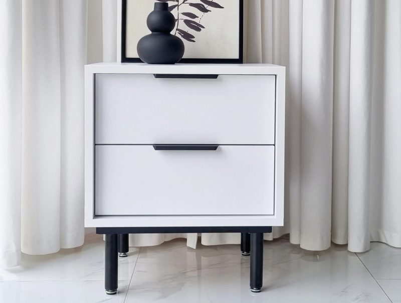 Nachttisch Cala 45cm Weiß Matt mit schwarzen Griffen – im Schlafzimmer neben Vorhängen