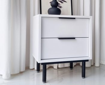 Nachttisch Cala Weiß Matt – Seitenansicht mit schwarzen Griffen und Beinen