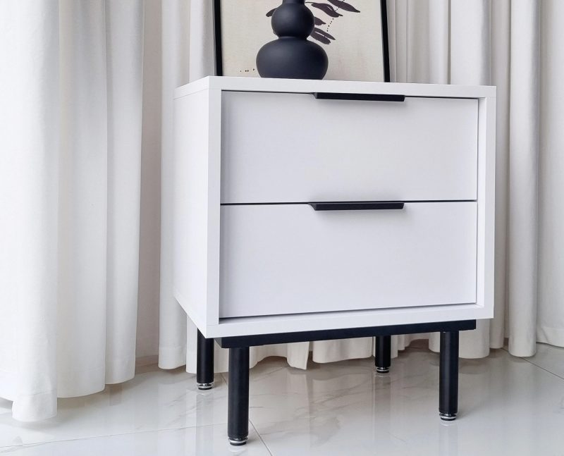 Nachttisch Cala Weiß Matt – Seitenansicht mit schwarzen Griffen und Beinen