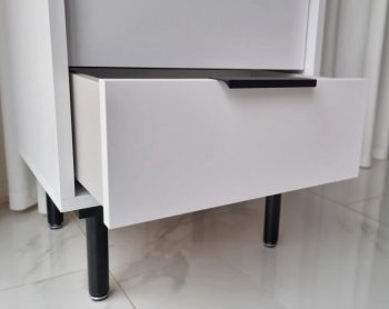 Detailansicht – Schublade des Nachttischs Cala mit schwarzem Griff