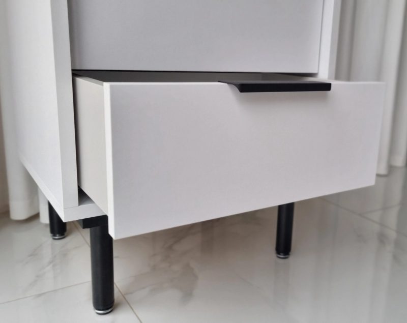 Detailansicht – Schublade des Nachttischs Cala mit schwarzem Griff